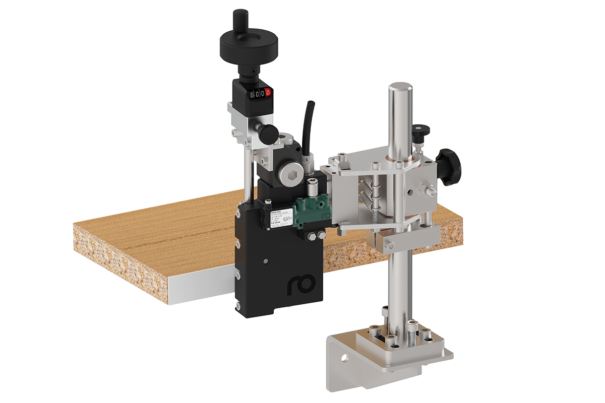 Edge banding of a panel with the EdgePro head – applying a PUR bead